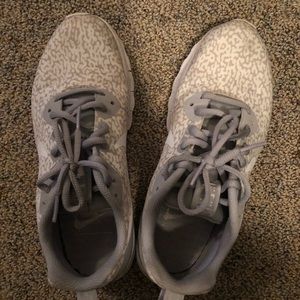 white nike tennis shoes